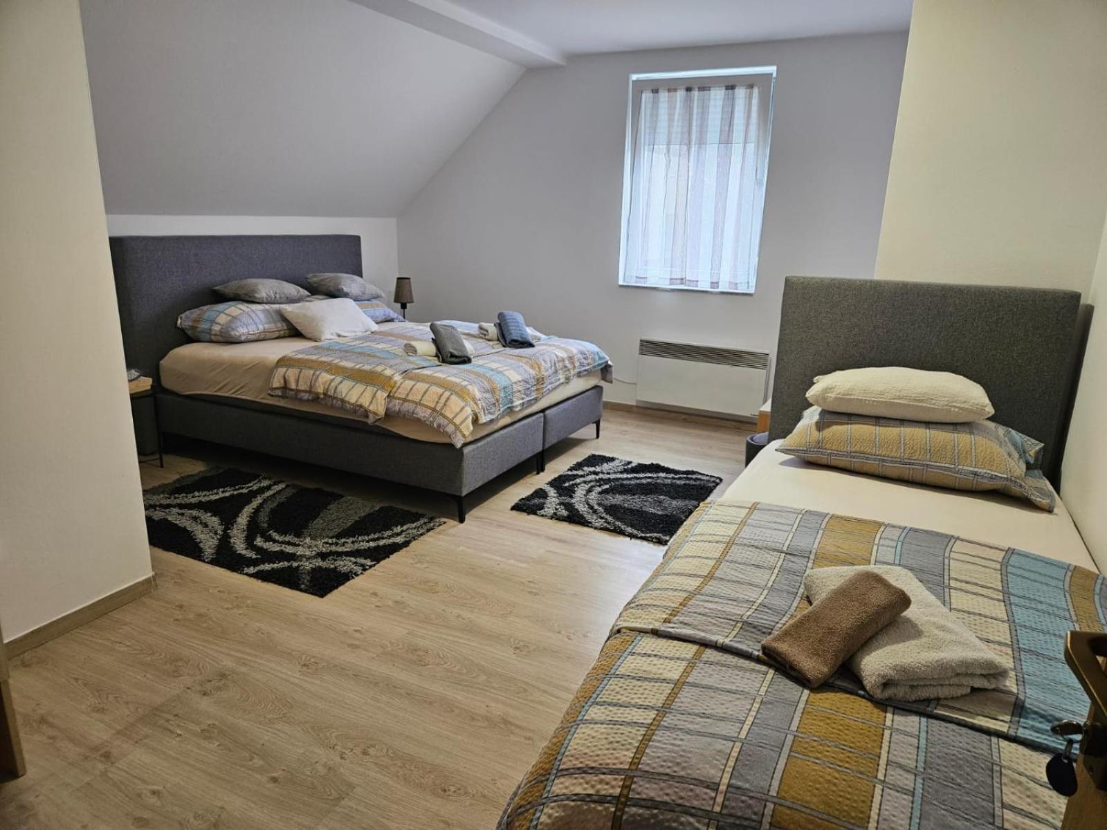 Sobe Sa Kupatilom Jajce Habitación foto